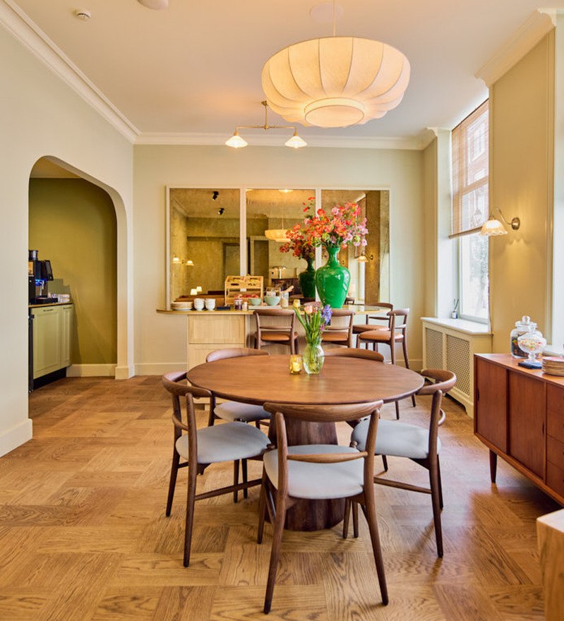 Huiskamerlounge van ARQ Paleis Hotel, exclusief af te huren groepsaccommodatie Den Haag